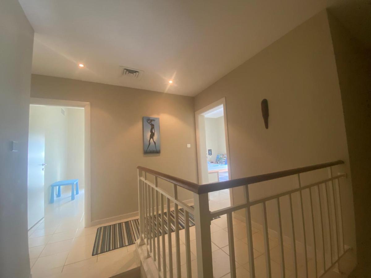 Spacious 4-Bedroom Villa, Children Friendly Dubai Exterior foto